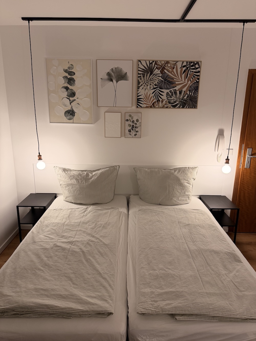 Schlafbereich mit gemütlichem Bett